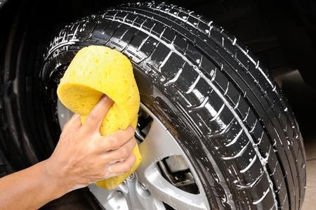 Reifenpflege -
 ein Beitrag zu Ihrer Sicherheit. Denn der Reifen verbindert Ihr Leben mit der Strasse