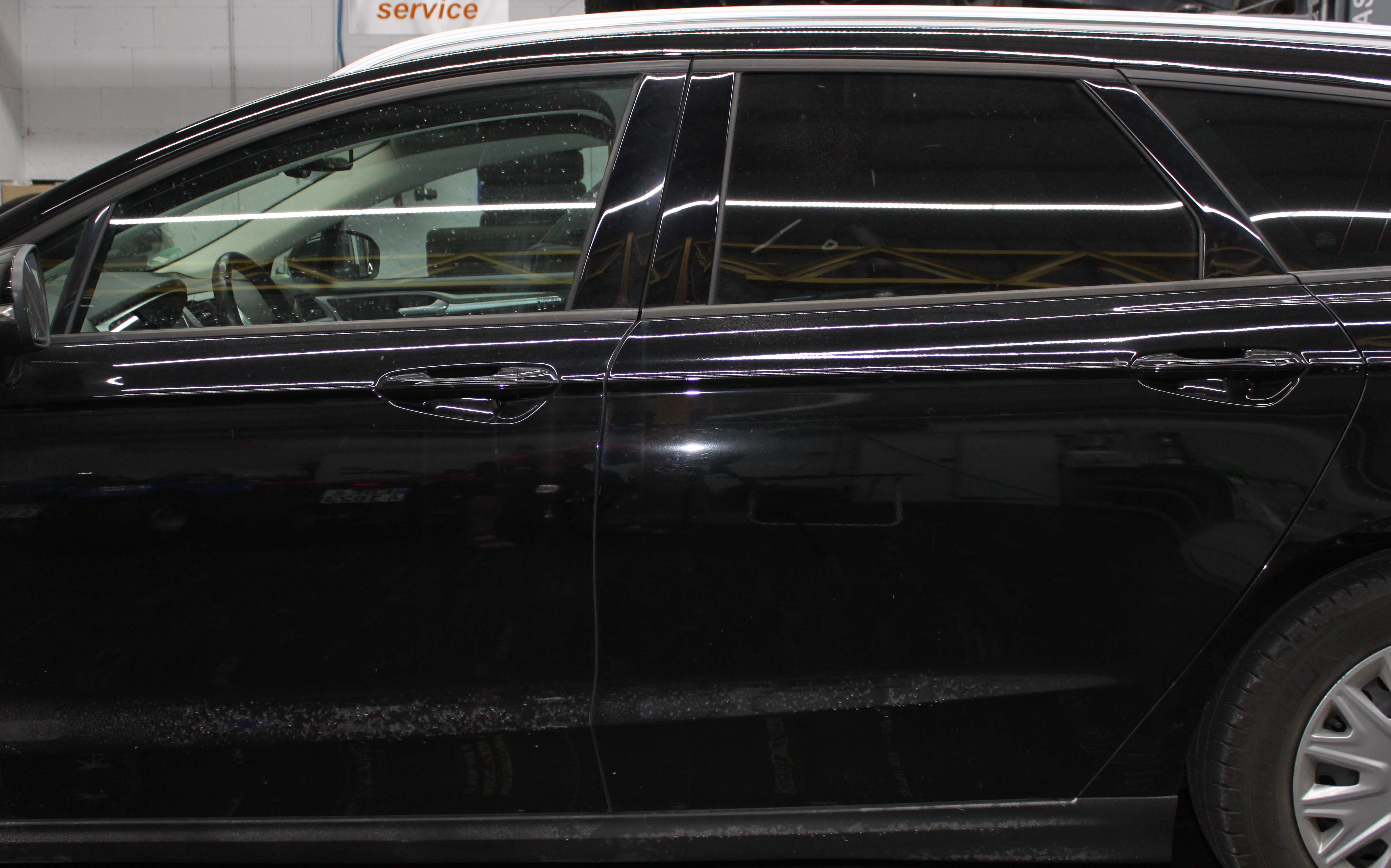 Autowaschservice innenraum autowaschanlage reinigungsstation sauberes  weißes limousinenauto arbeiter mit staubsauger mann poliert scheinwerfer  abwischen getönte fenster fahrzeug schwarze matten vektorillustration